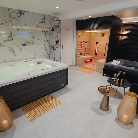 Sauna Studio And Jacuzzi Rooms *