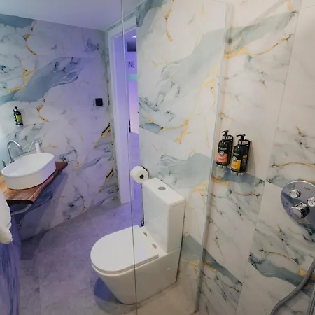 Sauna And Jacuzzi - Self Check-in 247 * Praga
